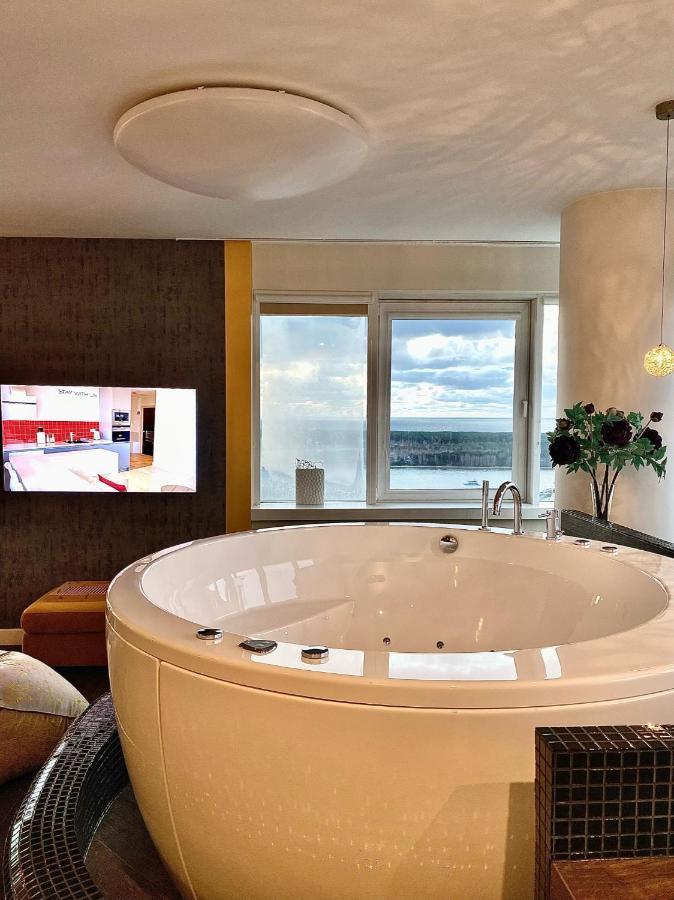 Апартаменты Sky Flat Jacuzzi 27 Floor Клайпеда Экстерьер фото
