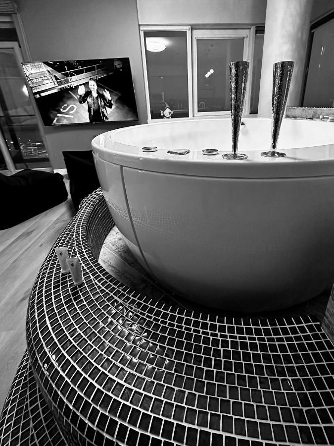 Апартаменты Sky Flat Jacuzzi 27 Floor Клайпеда Экстерьер фото